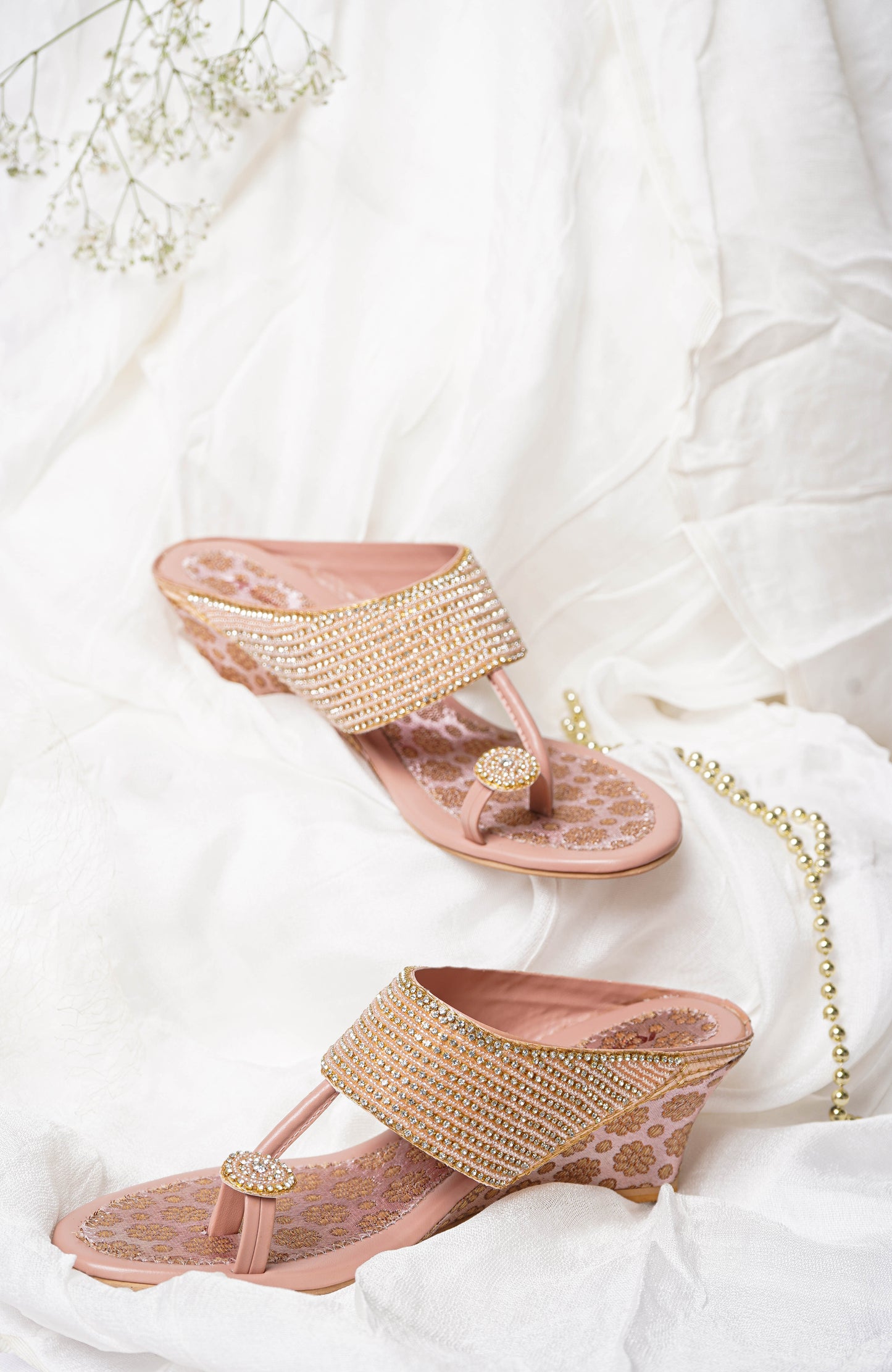 Chic Glitter Gold Slipper featuring Toe ring Design for Wedding wear