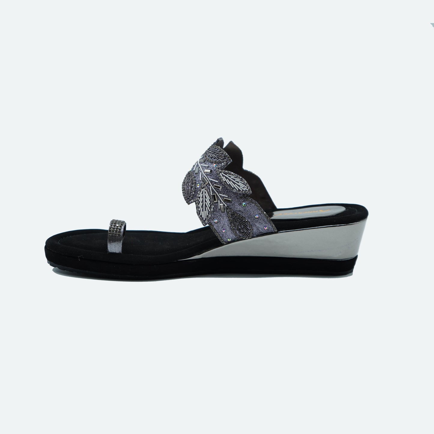 Fashionable Mat finish Gun metal Slipper featuring Toe strap Design for Party wear