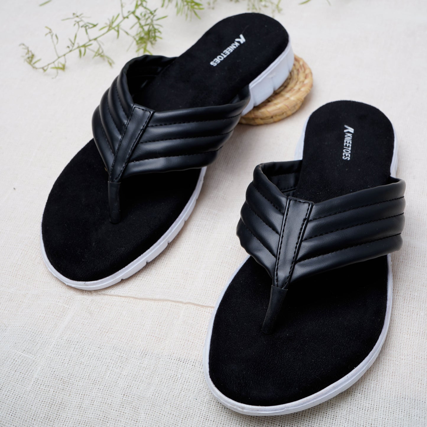 Contemporary Mat finish Black Slipper featuring Toe strap Design for Everyday casuals