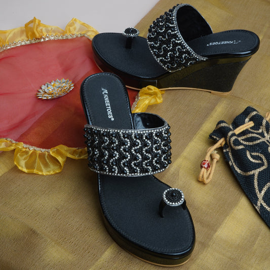 Elegant Glossy finish Black Slipper featuring Toe ring Design for Wedding wear