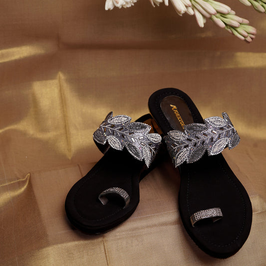 Fashionable Mat finish Gun metal Slipper featuring Toe strap Design for Party wear